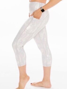 Zyia Active Iridescent Silver Metallic Camo Cropped Leggings - Size 12 NWOT